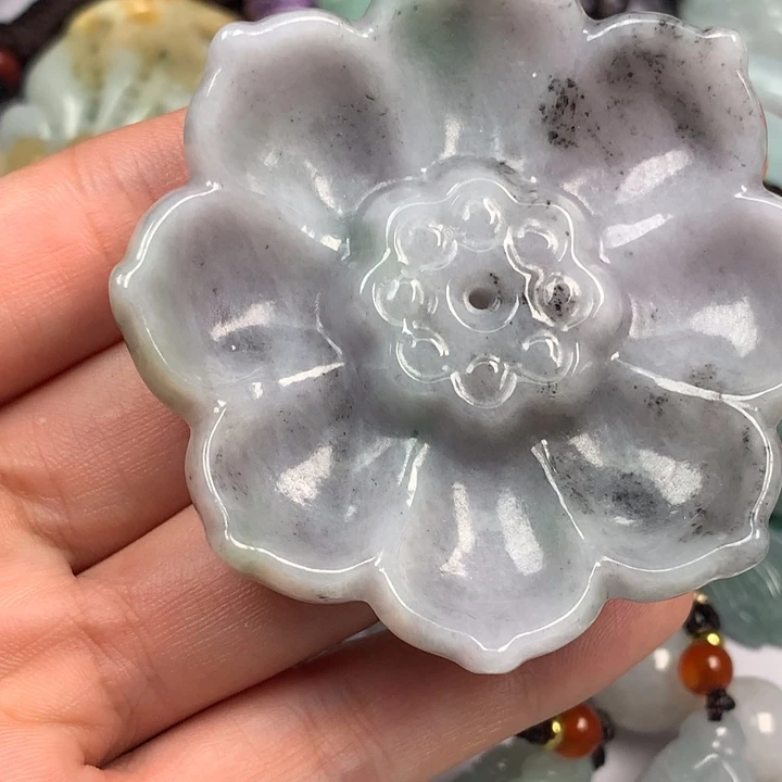 翡翠未镶嵌颈饰牛*