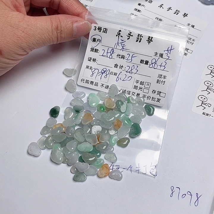 惊***8翡翠未镶嵌颈饰翡翠等翡翠饰品