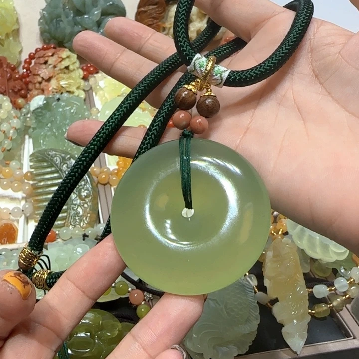 未镶嵌蛇纹石玉吊坠