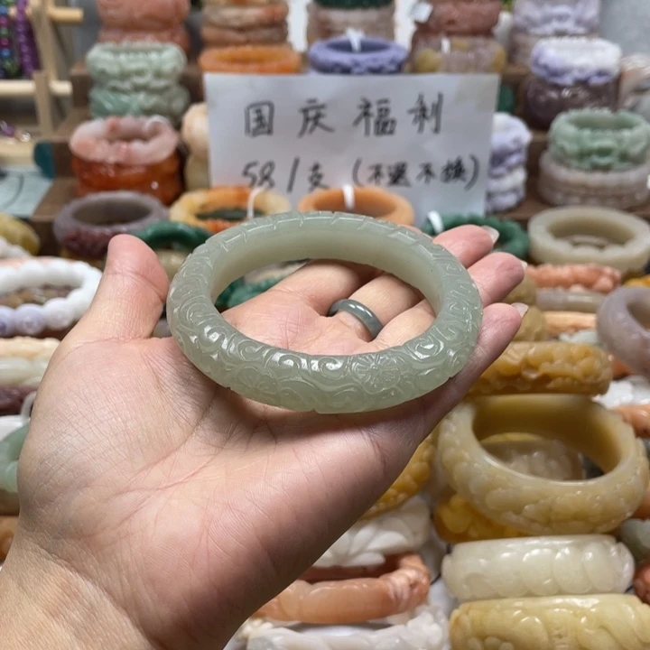 言***舞石英质玉未镶嵌手镯