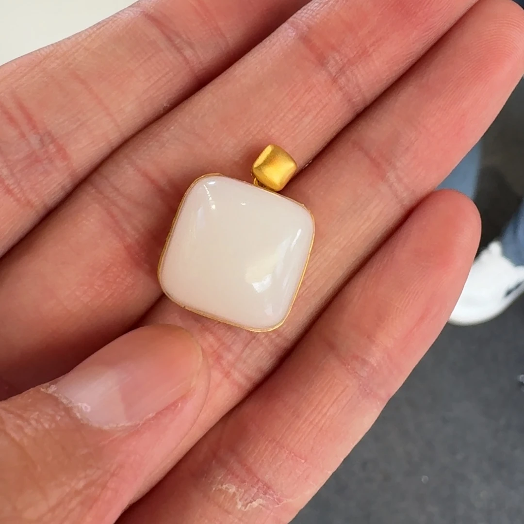 和田玉18K金镶嵌颈饰530冯总卡16左右俄料方糖