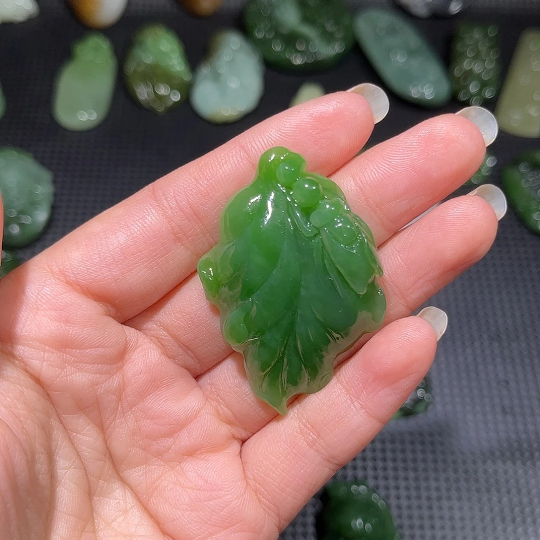 爱***花和田玉未镶嵌颈饰