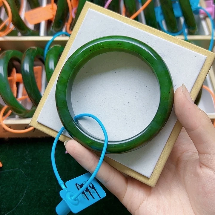 红***石和田玉未镶嵌手镯