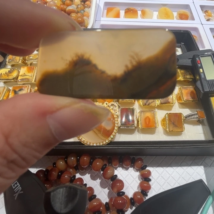 石英质玉（黄龙玉）未镶嵌颈饰