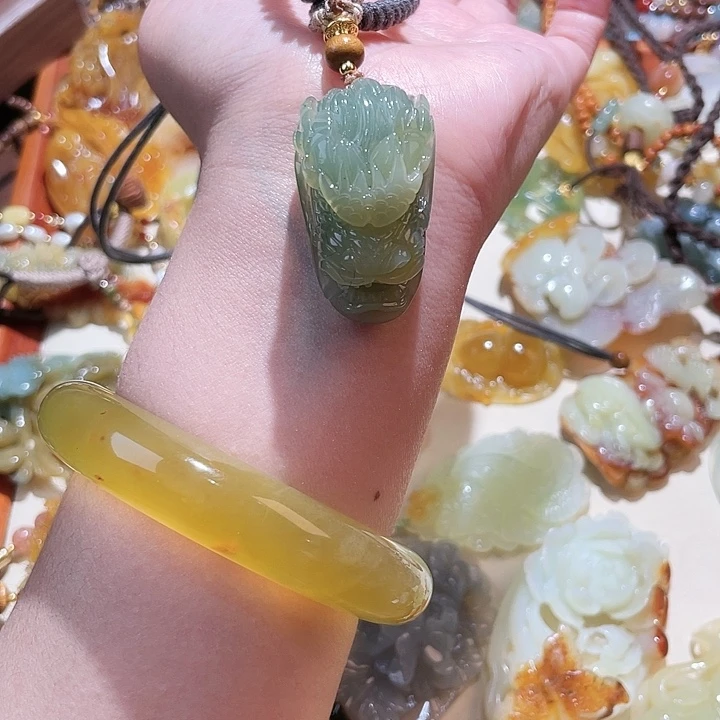 未镶嵌蛇纹石玉颈饰浅*