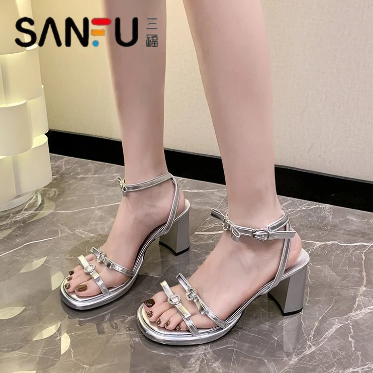 三福水钻蝴蝶结粗跟露趾凉鞋女2025夏季新款一字带凉拖高跟鞋女士