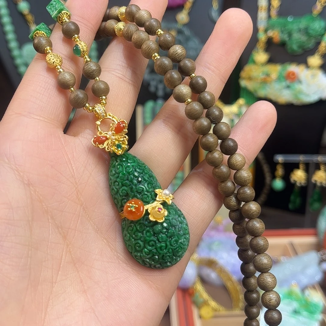 ໑****翡翠未镶嵌颈饰葫芦