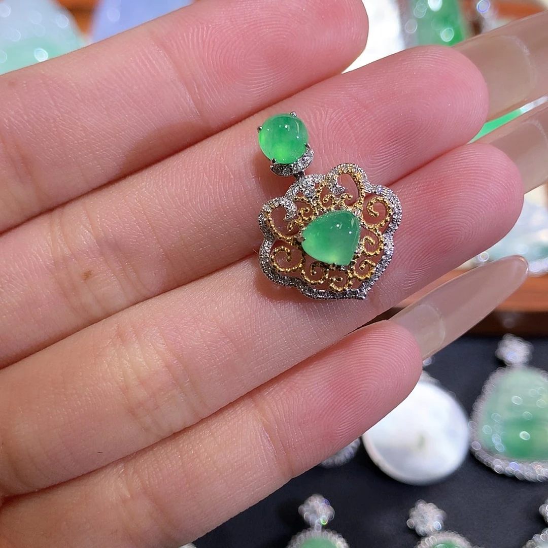 翡翠18K金镶嵌颈饰木纳绿蛋面