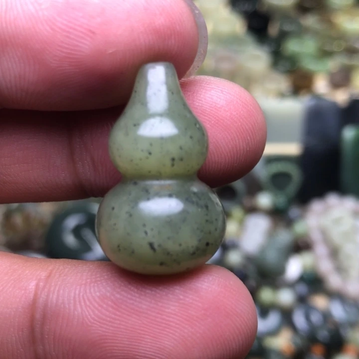 近***赤和田玉未镶嵌颈饰