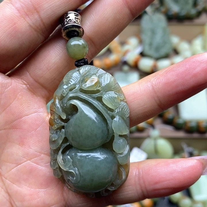 透闪石质玉未镶嵌颈饰