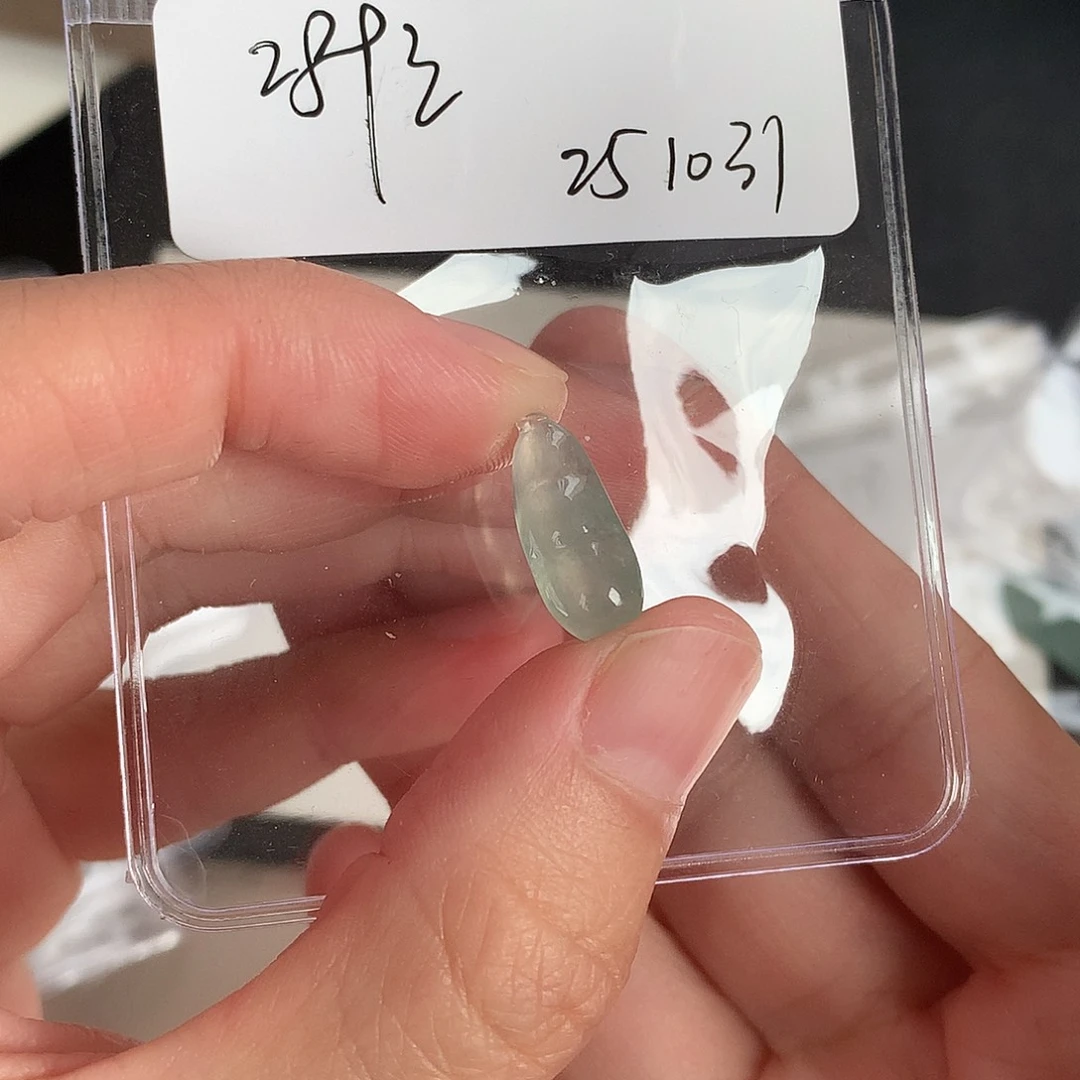 翡翠未镶嵌颈饰豆