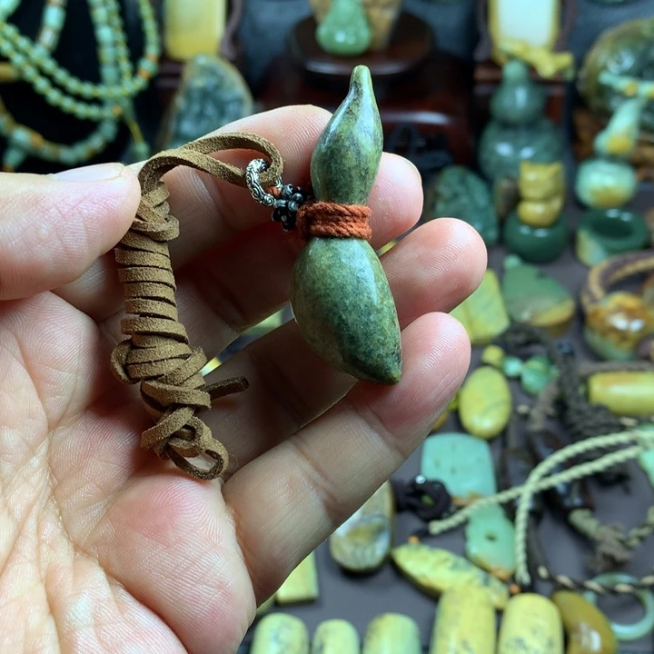 吊坠(赠链)未镶嵌岫岩河磨玉（透闪石质玉）
