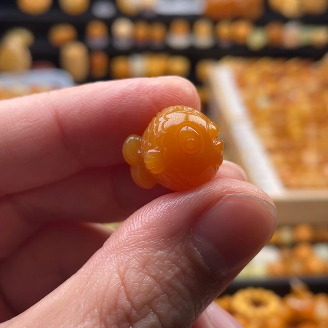 仰***空石英质玉（缅黄）未镶嵌颈饰