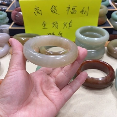 未镶嵌手镯石英质玉