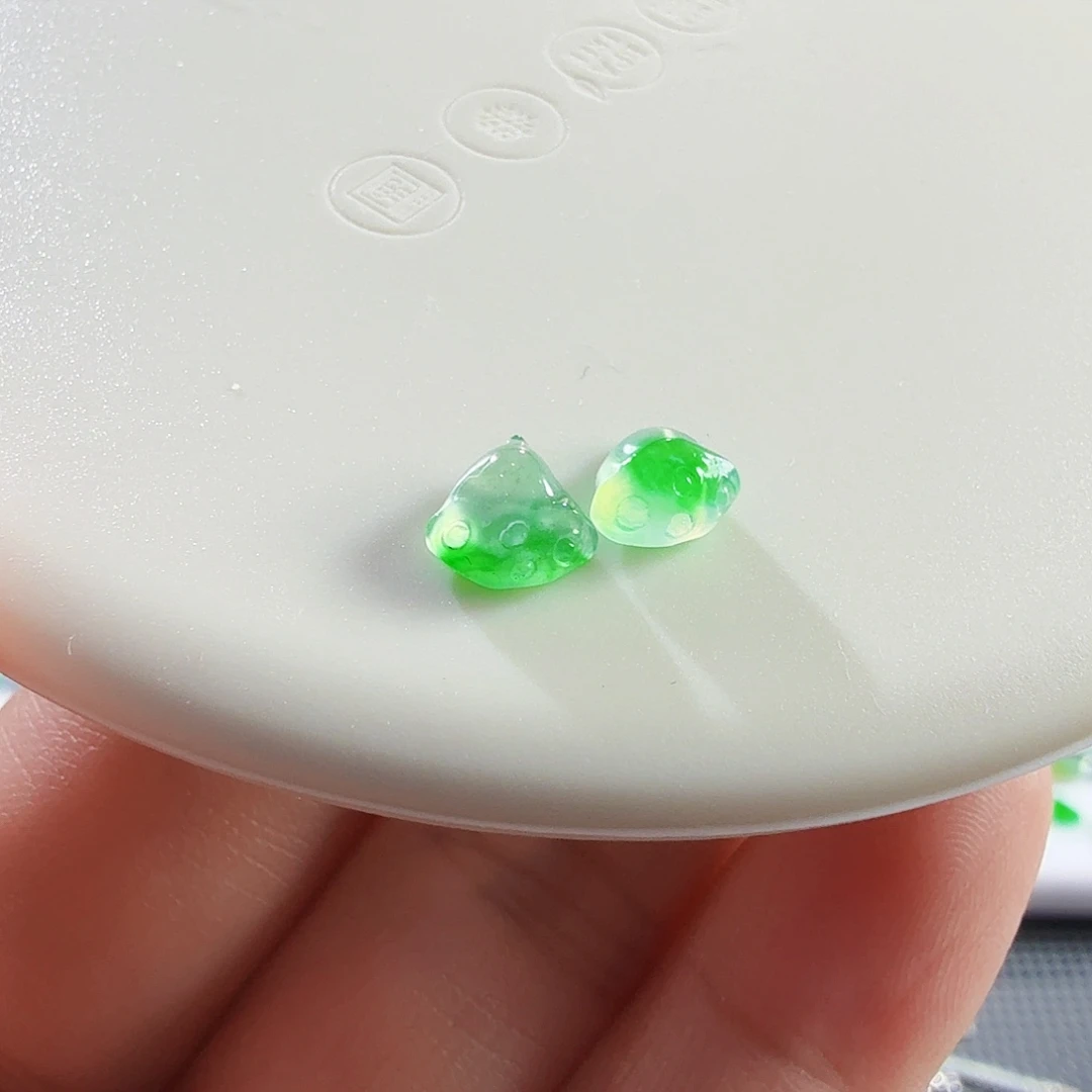 翡翠未镶嵌颈饰一对多子多福 金彩
