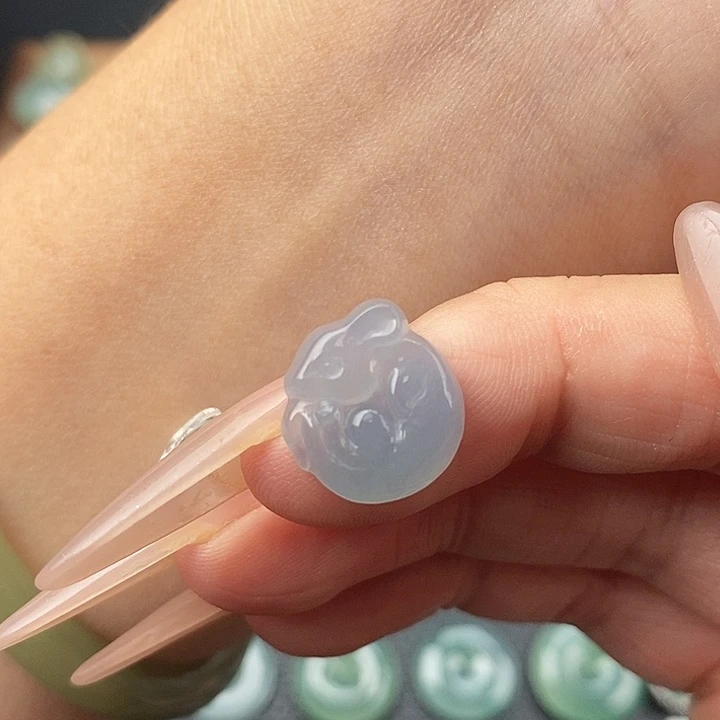 翡翠未镶嵌颈饰老鼠