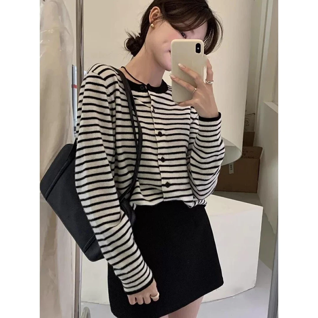 职业阿玛诗官2025秋季新款圆领黑白条纹羊毛针织开衫女装毛衣外套