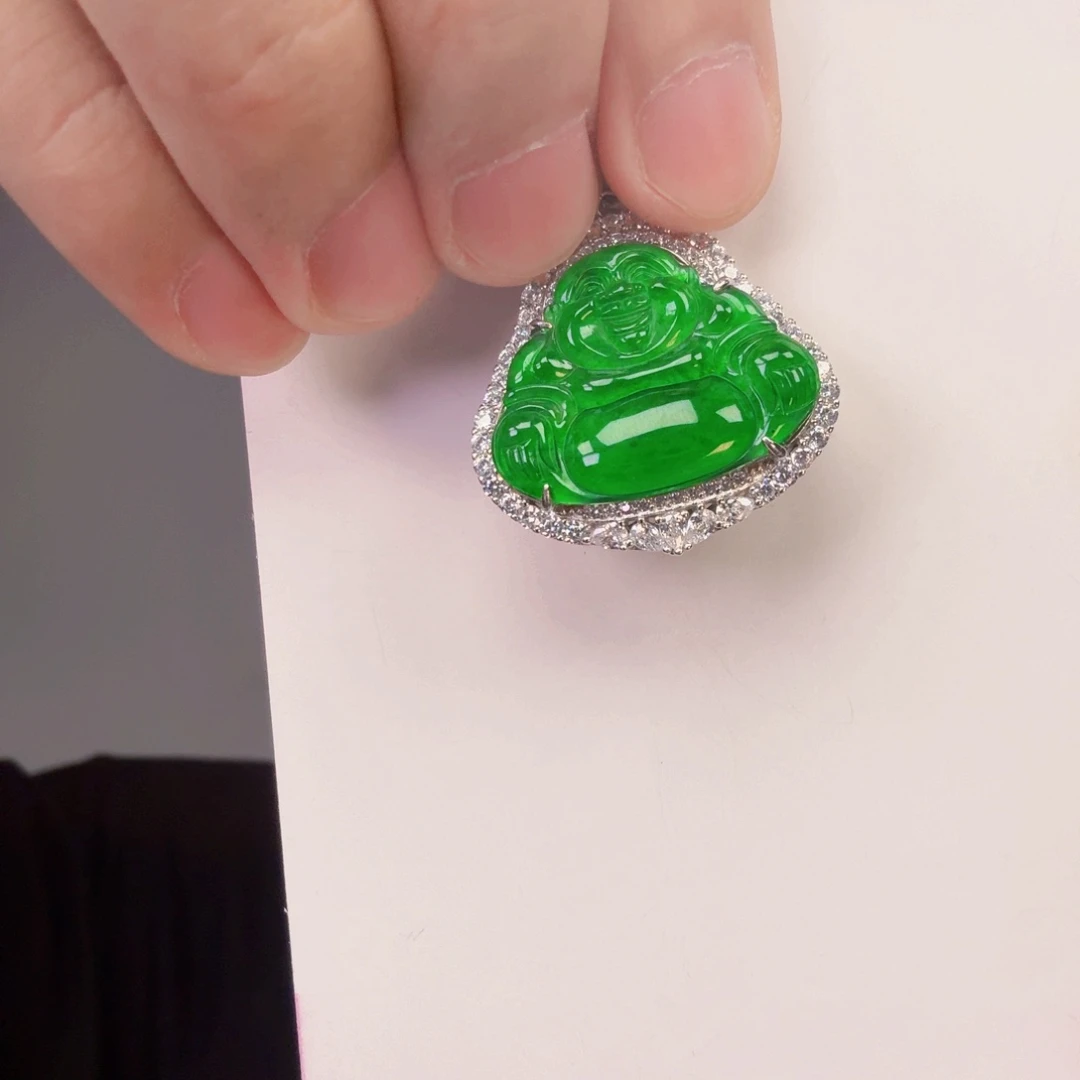 翡翠未镶嵌颈饰一件