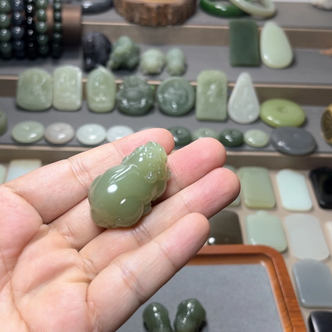 和田玉未镶嵌颈饰小****像