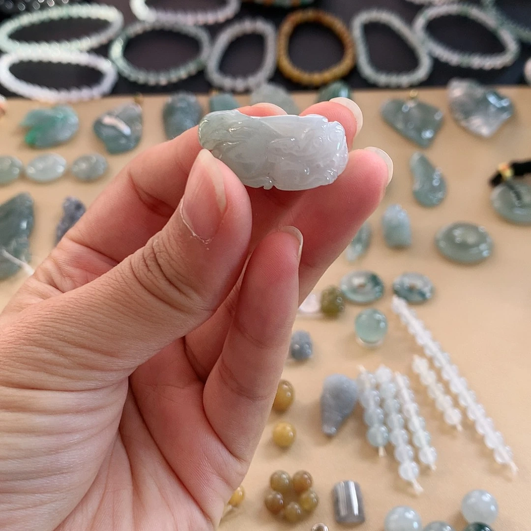 翡翠未镶嵌颈饰貔貅