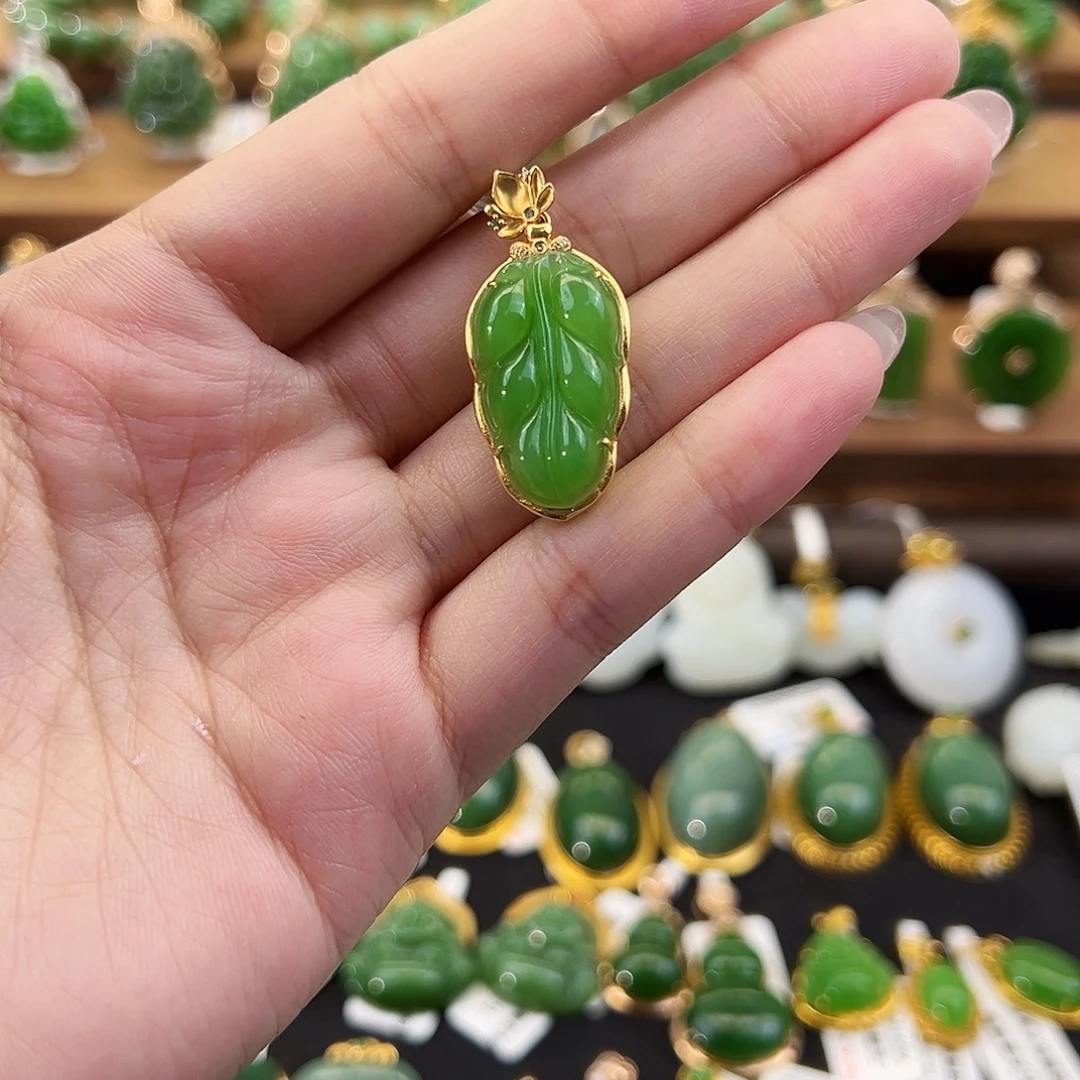 和田玉18K金镶嵌吊坠(不含链)苹果绿树叶24mm
