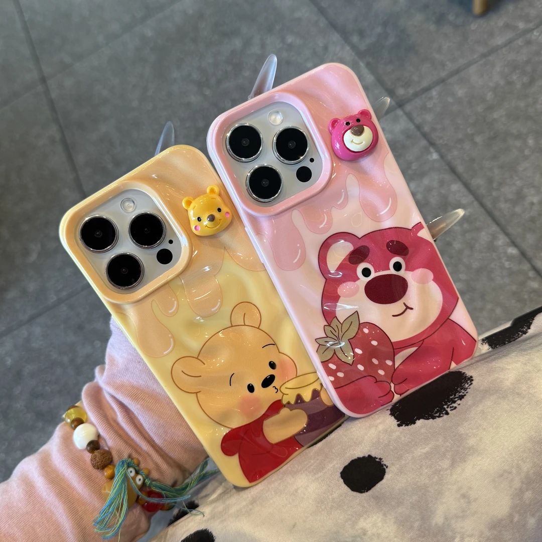 奥菲顿维尼草莓熊公仔适用iPhone15/16pro陨石纹手机壳14苹果1312