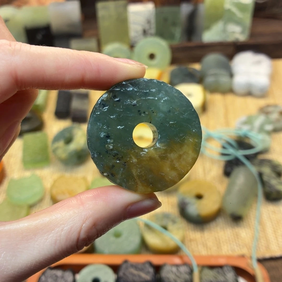 荼***蘼蛇纹石玉未镶嵌颈饰