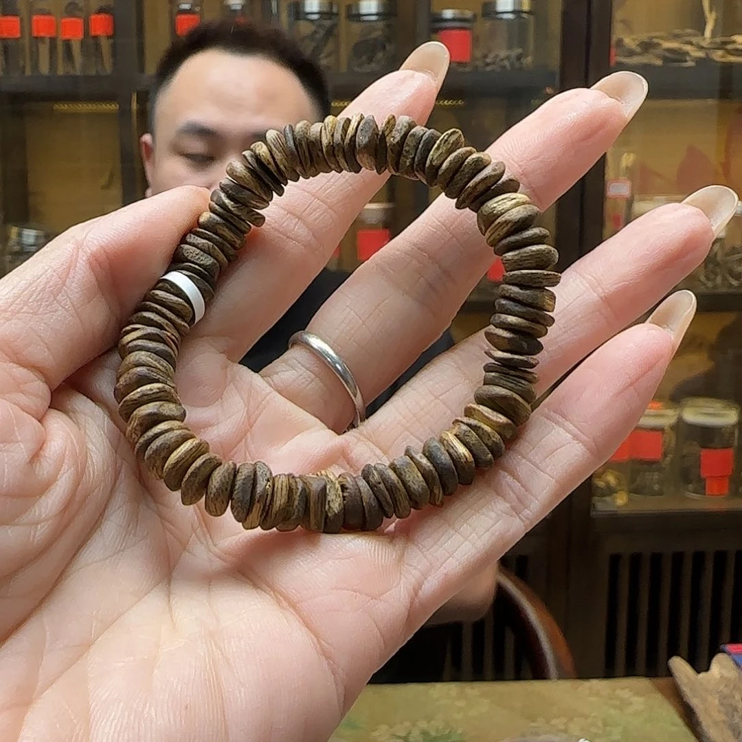 沉香碎屑沉香菲**…白奇随形单圈7g+ 随机发一串