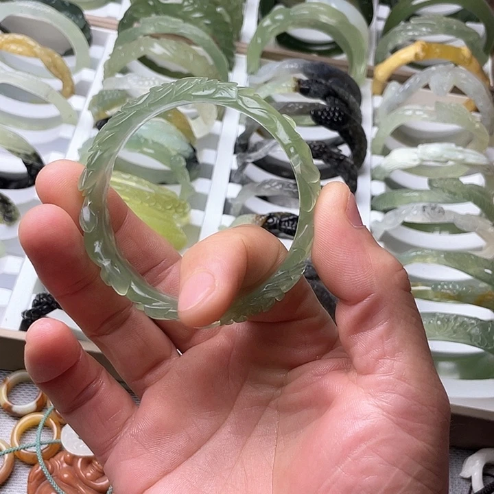 蛇纹石玉手镯未镶嵌