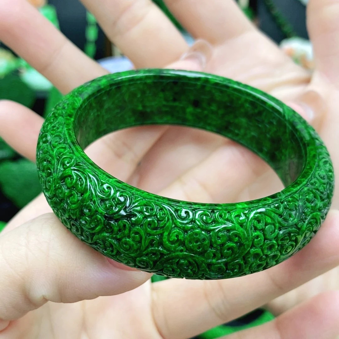 翡翠颈饰未镶嵌手镯