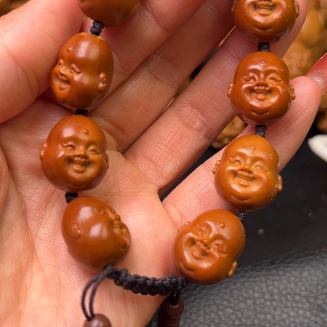 橄榄核吊坠十分开心