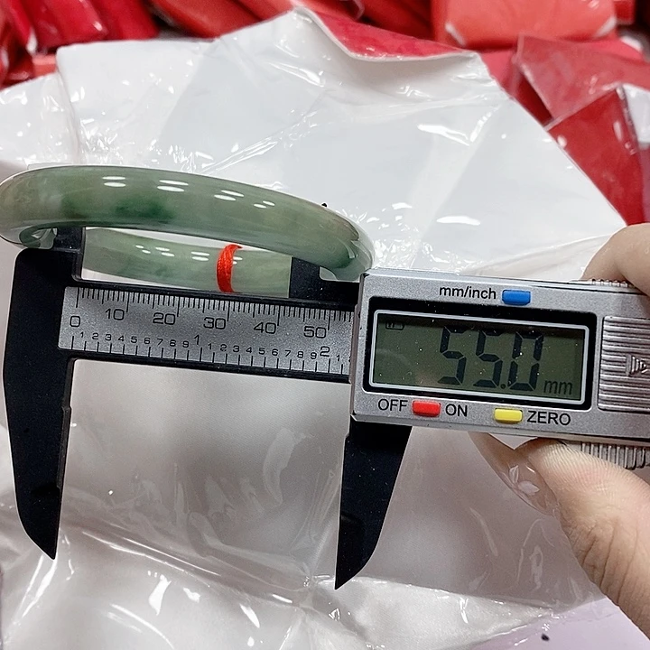 翡翠手镯未镶嵌135。