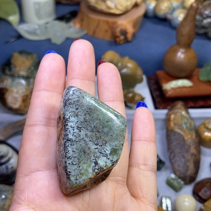 岫岩河磨玉（透闪石质玉）原石未镶嵌