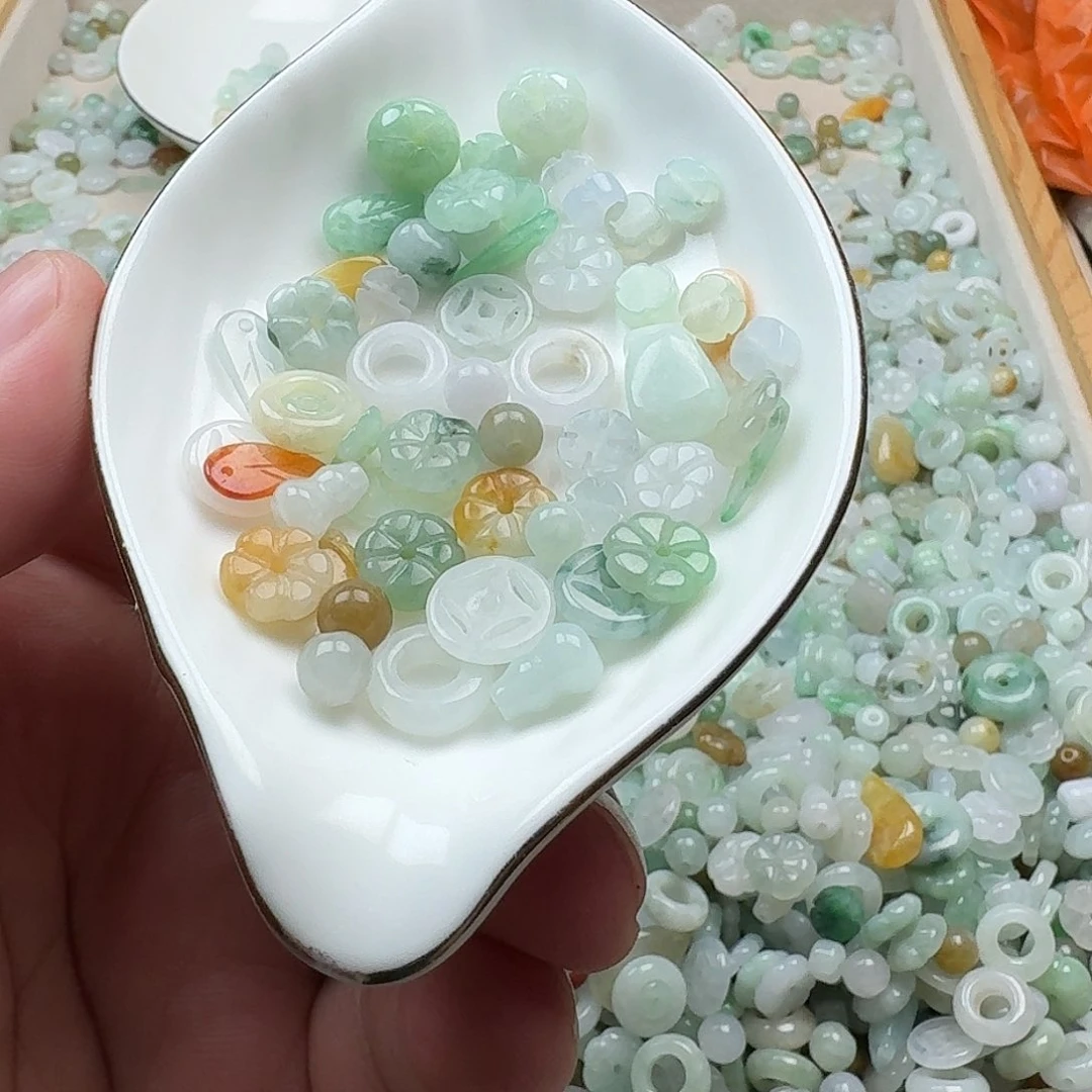 夏***雪翡翠挂件未镶嵌翡翠