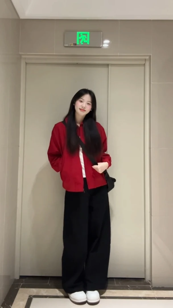 2025早秋新款韩系松弛休闲翻领红色短款外套搭配休闲阔腿裤两件套