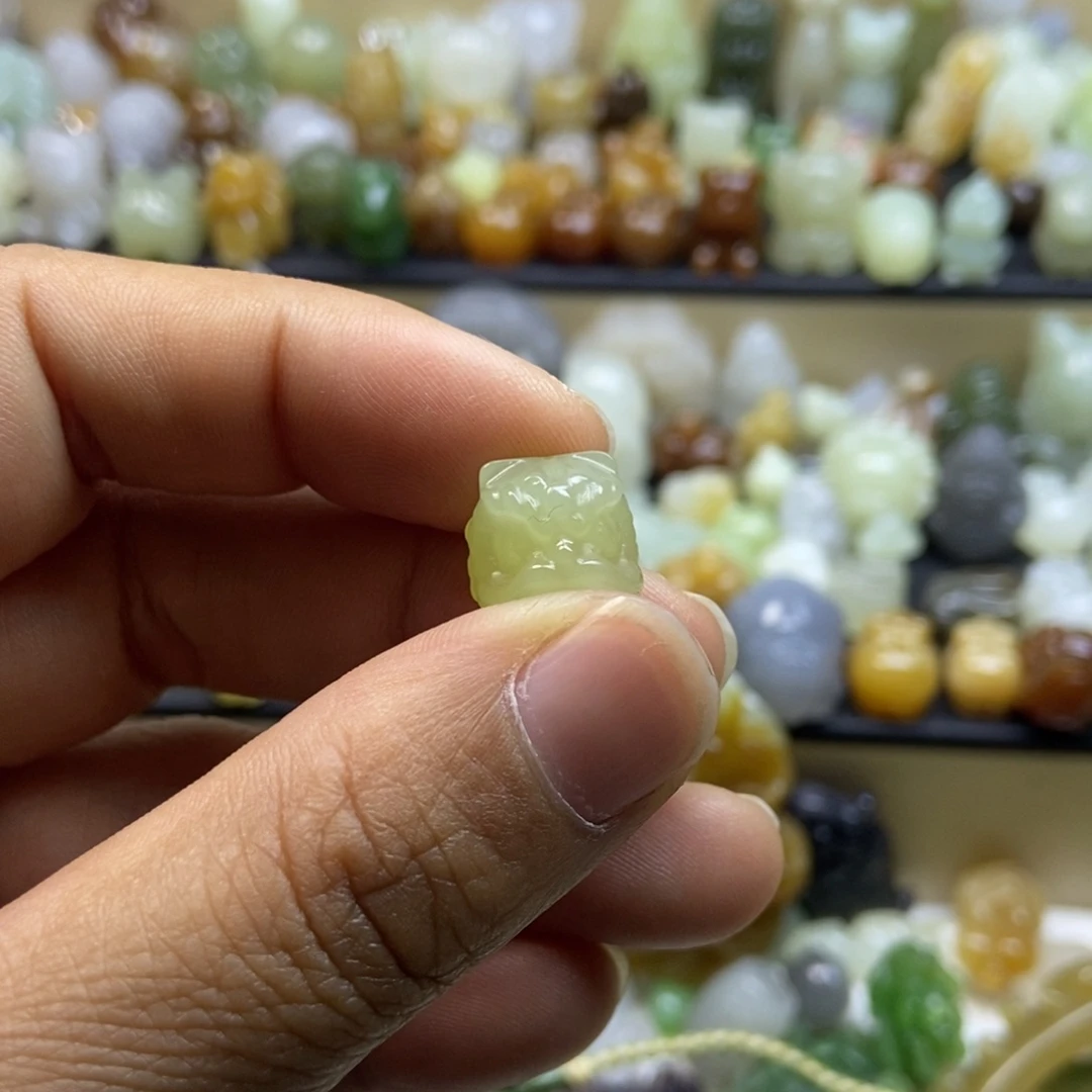 和田玉未镶嵌颈饰我****。