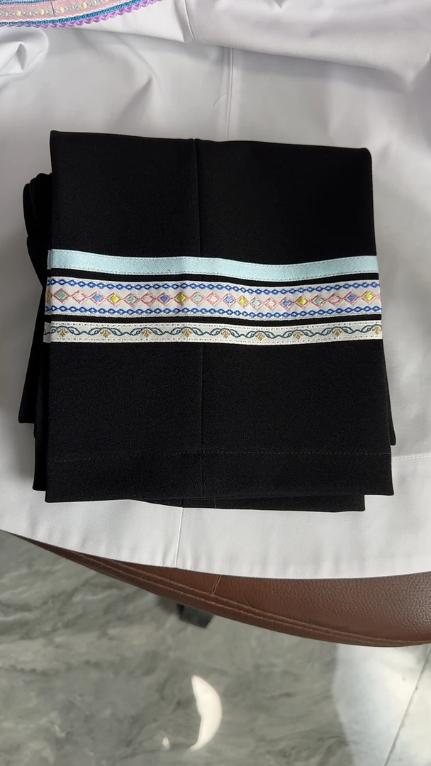 少数民族儿童花边裤子