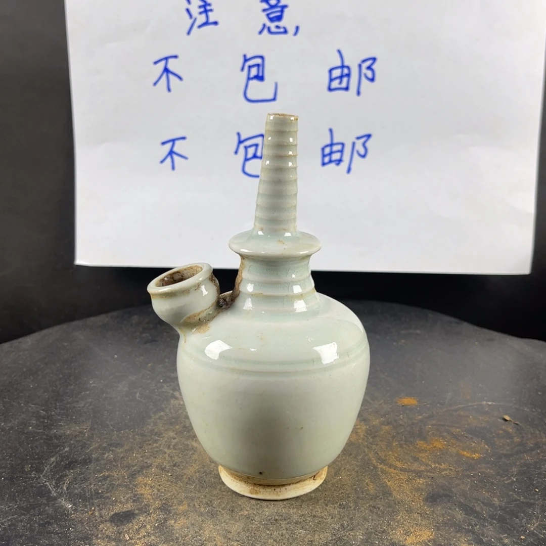罐漂亮的小瓷器和