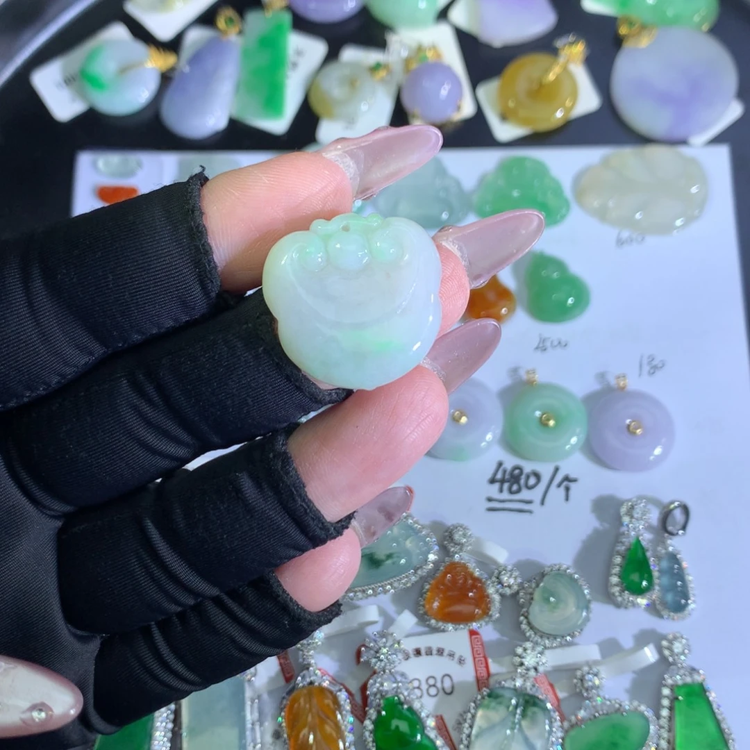 翡翠裸石未镶嵌如意锁