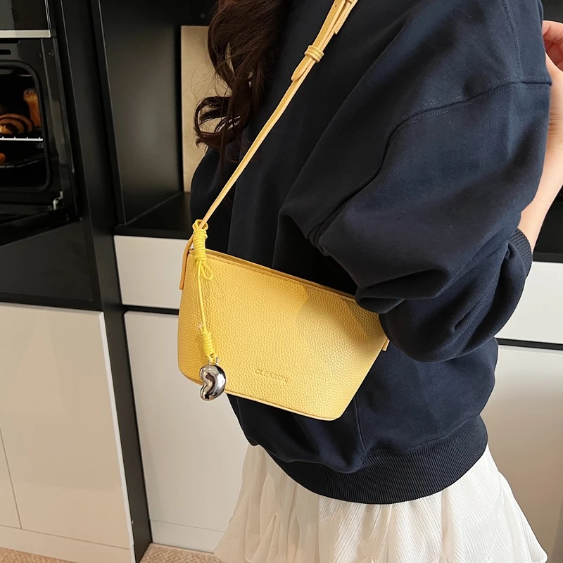 夏季超火腋下包包女士2025新款高级感轻奢小众设计斜挎水桶包