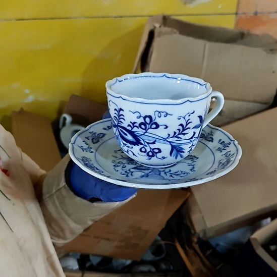 瓷片盘子碗茶壶啥都有