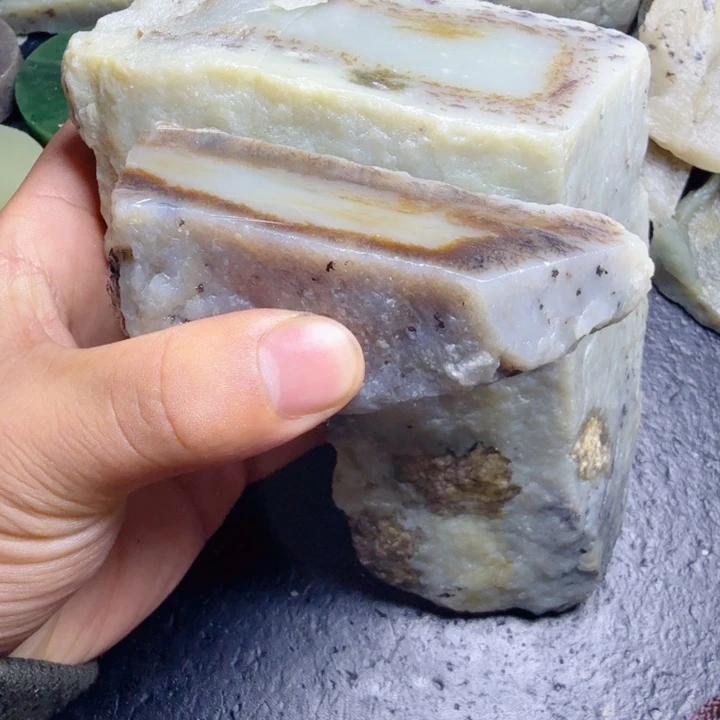 ω***L和田玉（糖玉）未镶嵌珠宝奇石