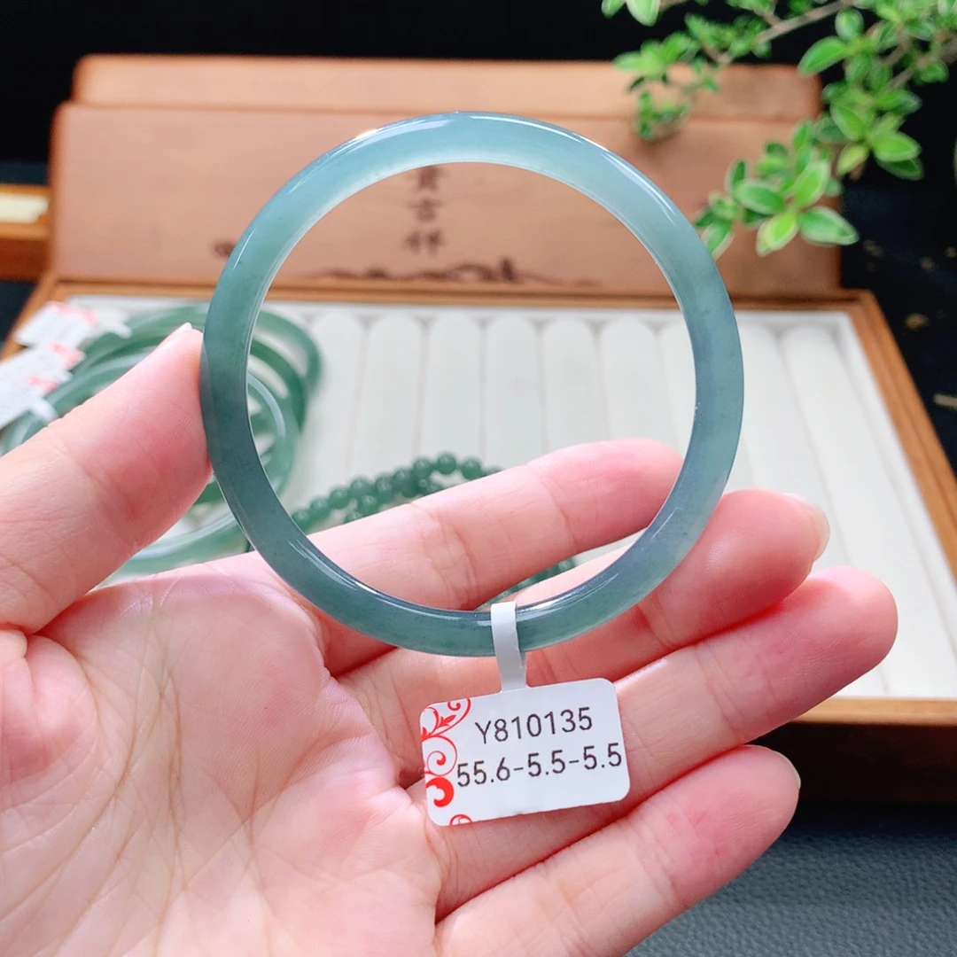 翡翠未镶嵌手镯（圆镯）
