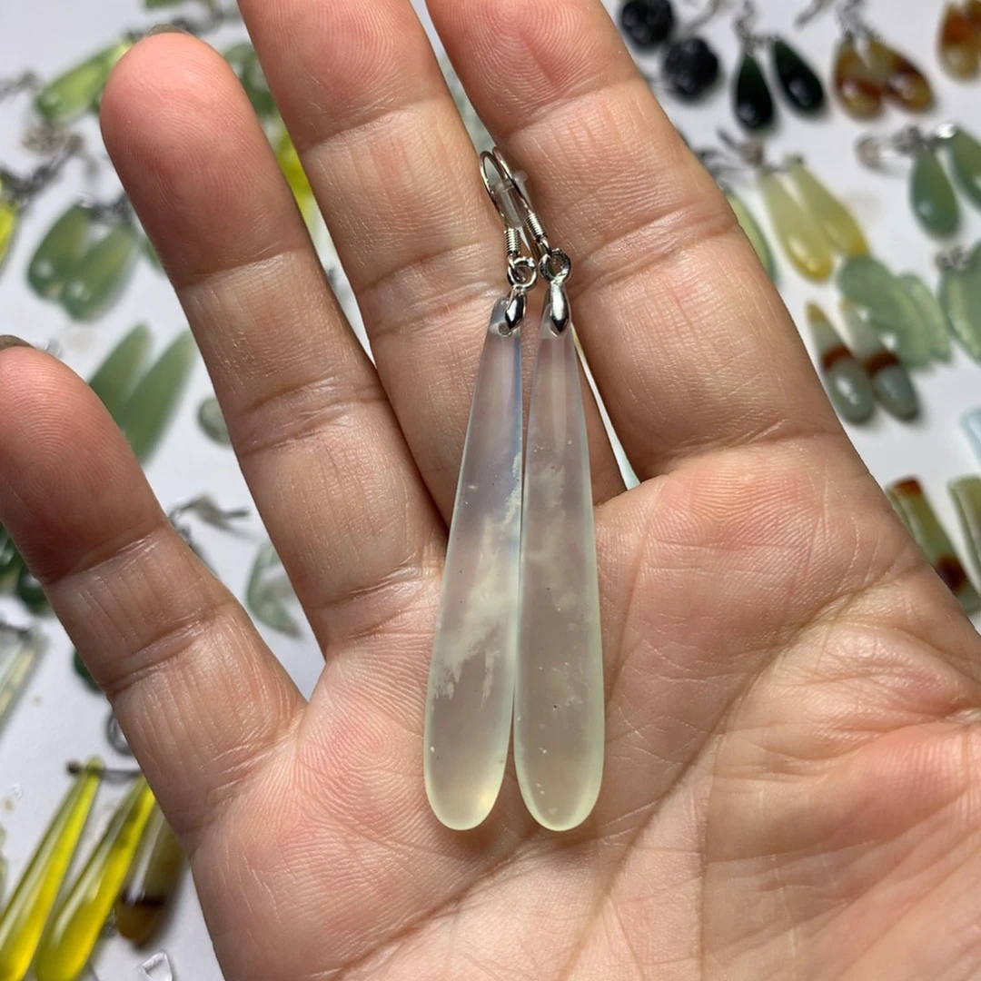 芥***末未镶嵌蛇纹石玉耳环