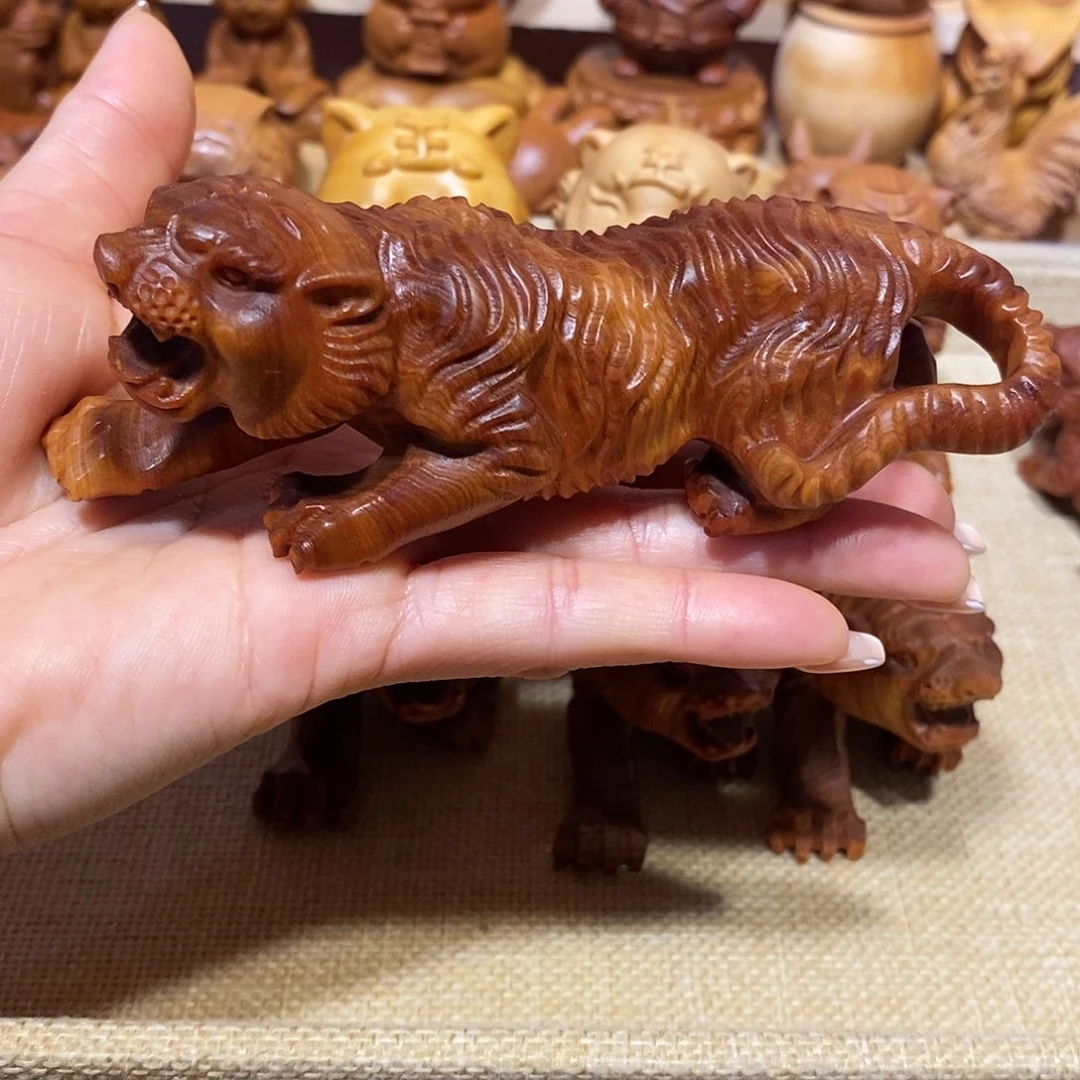 柏木（崖柏）赵****筝崖柏手把件，老虎