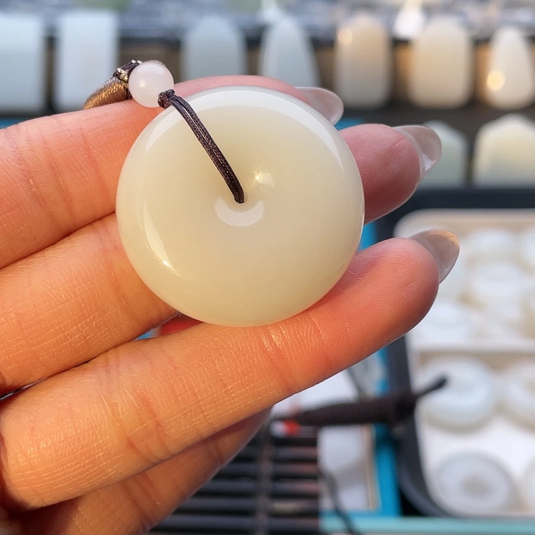 S***J和田玉未镶嵌颈饰