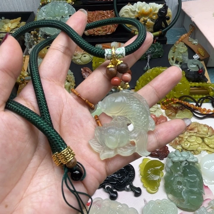 一***姣蛇纹石玉未镶嵌颈饰