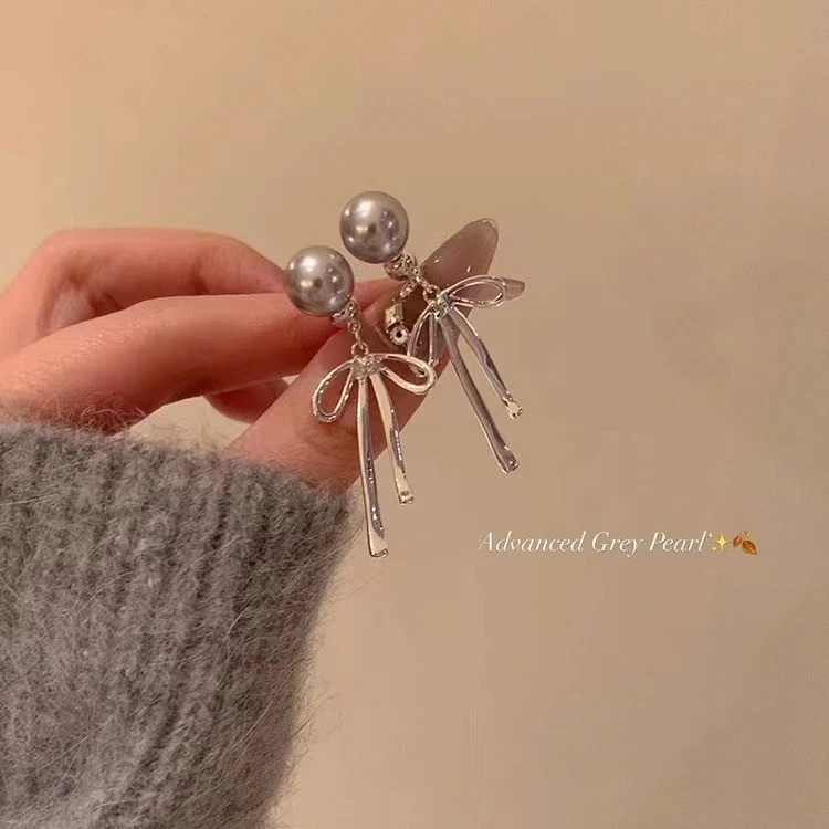 铜合金仿珍珠耳饰 气质轻奢小众设计感蝴蝶结灰珍珠耳饰