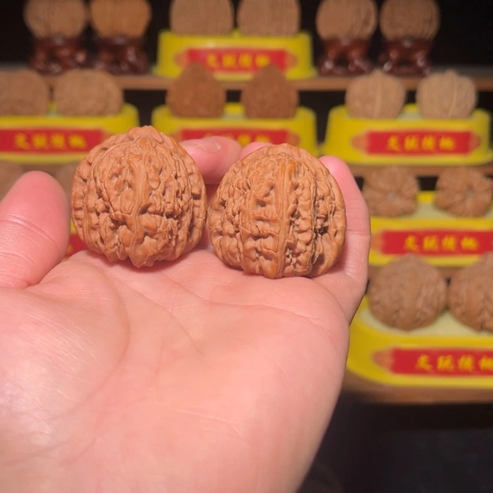 文玩核桃吊坠三角白