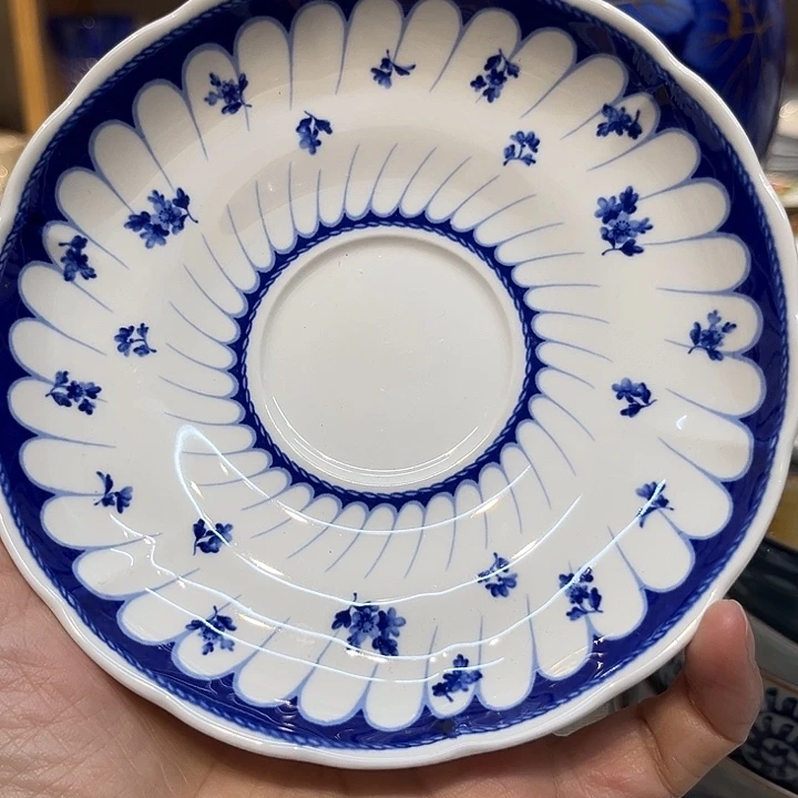 瓷片咖啡杯里的咖啡是我的最爱